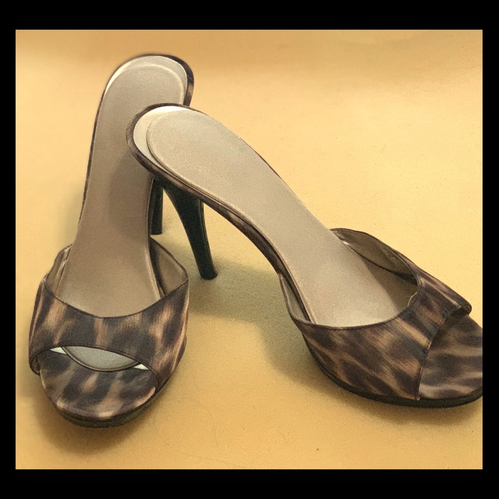 Final Sale! Nine West Animal print platform heels.
